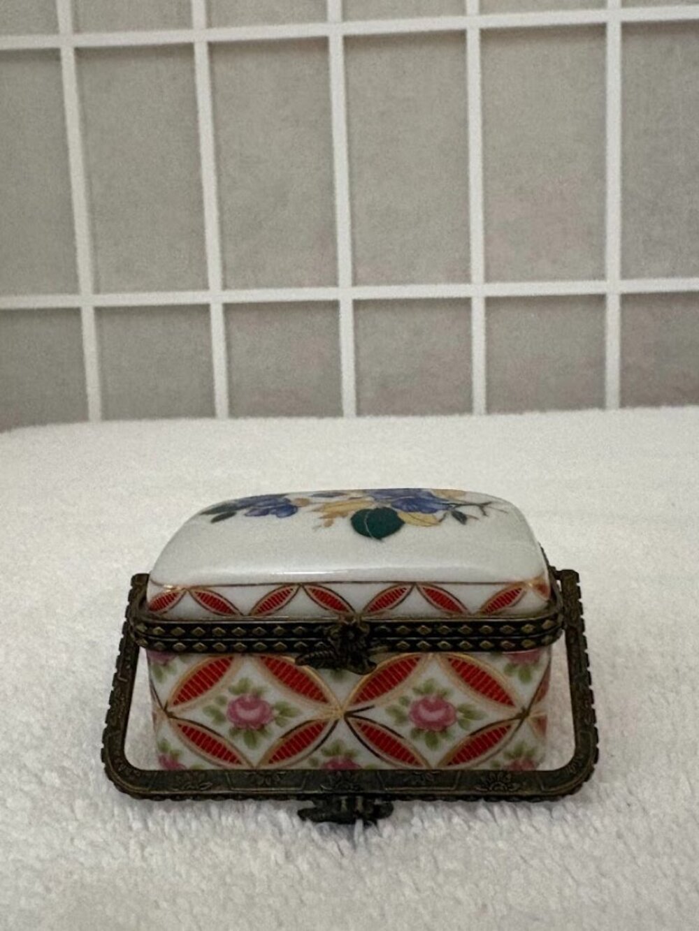 PORCELAIN BASKET TRINKET BOX ~ FLORAL BLUE FLOWERS WITH MOVEABLE HANDLE